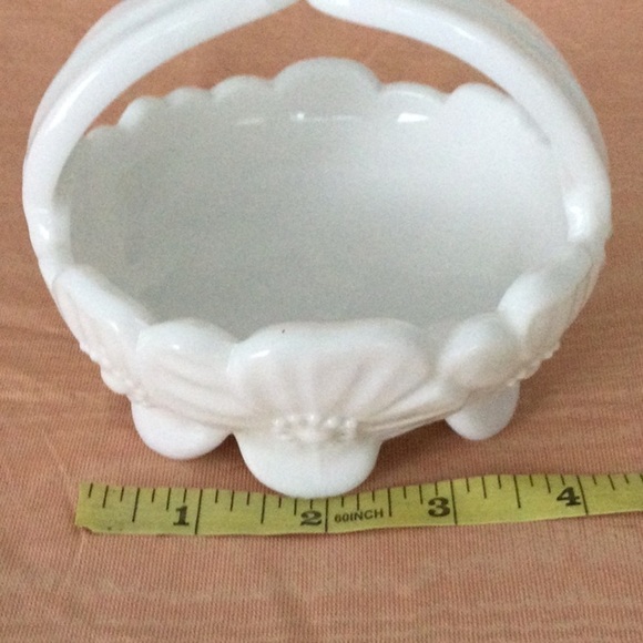 Vintage Milk Glass Basket with handle made in the 1970’s. - Picture 2 of 6
